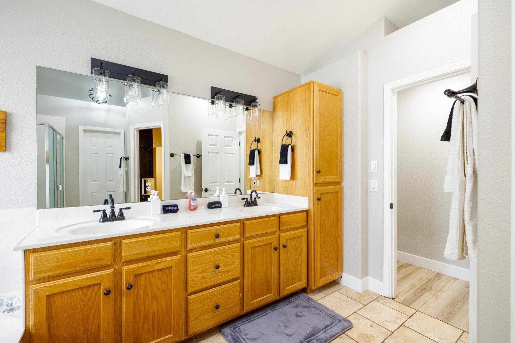 Forest Heights Mountain Views Hot Tub Heated Floors Pizza Oven *
