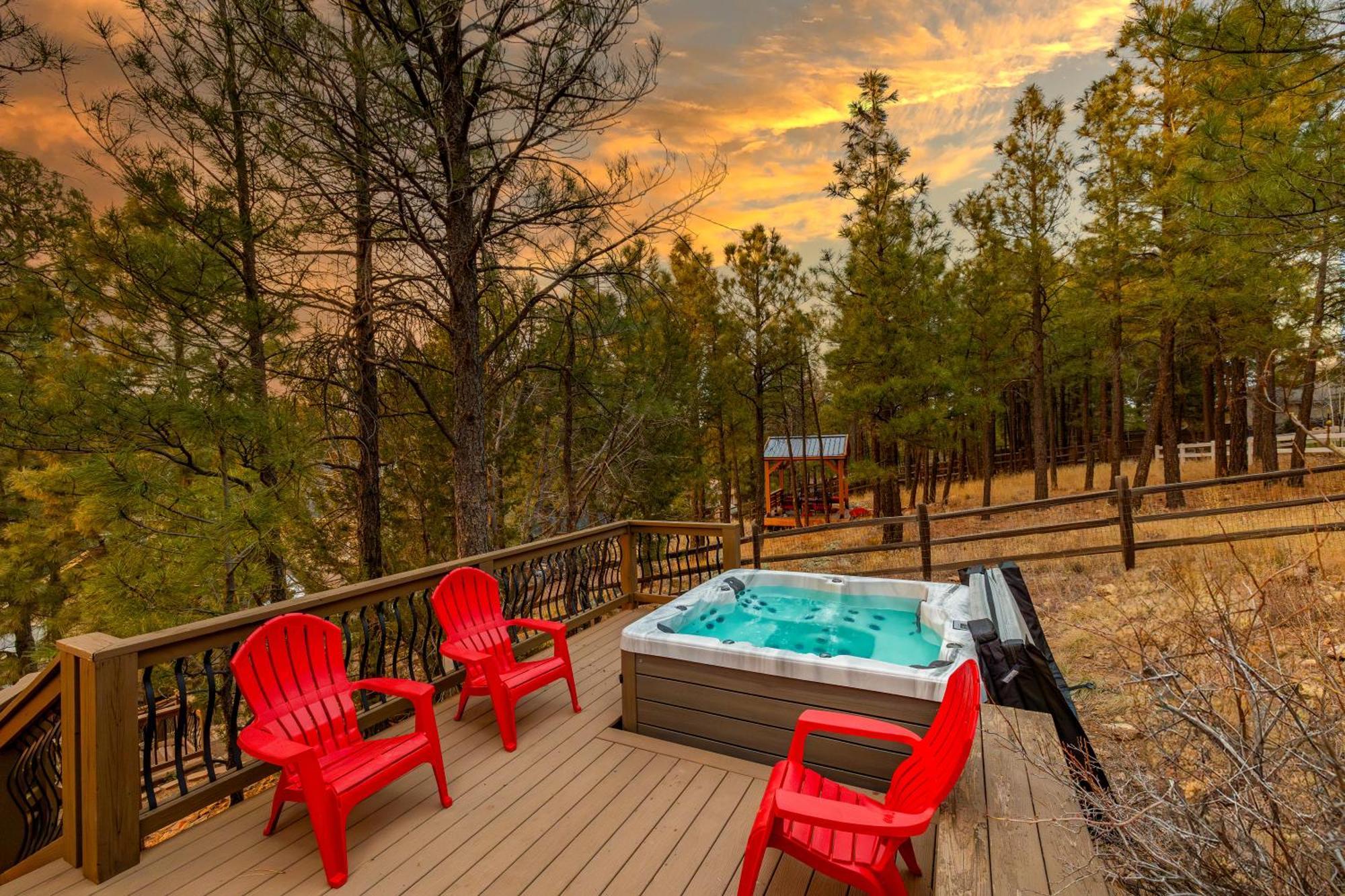 Forest Heights Mountain Views Hot Tub Heated Floors Pizza Oven Holiday home