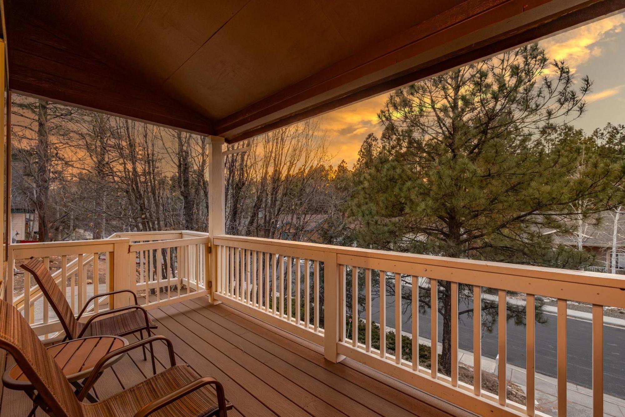 Forest Heights Mountain Views Hot Tub Heated Floors Pizza Oven Holiday home *